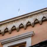 Gli eleganti elementi a sesto acuto con in chiave un foro romboidale poggiano su piccole mensolette piramidali